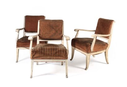 Travail des années 40 Suite de trois fauteuils
En bois laqué crème, accotoirs et...