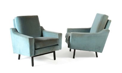 Travail des années 50 Paire de fauteuils bas
Garniture de velours bleu, piètement...