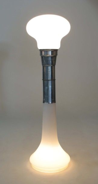 CARLO NASON (NÉ EN 1936) Lampe de parquet
En verre opalin blanc et métal chromé
Hauteur...