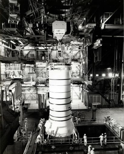 NASA, 1979 Assemblage d'une fusée à carburant solide de la navette spatiale dans...