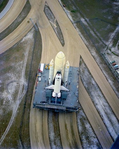 NASA, 1980 La navette spatiale Columbia quitte son hall d'assemblage le 29 décembre...