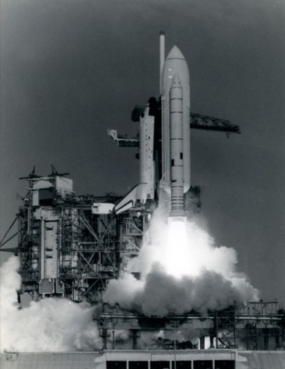 NASA, 1981 Décollage historique de la 1ère navette spatiale Columbia le 12 avril...