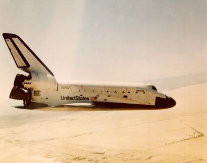 NASA, 1981 Approche de Columbia le 14 avril 1981 en vol plané sur la base aérienne...