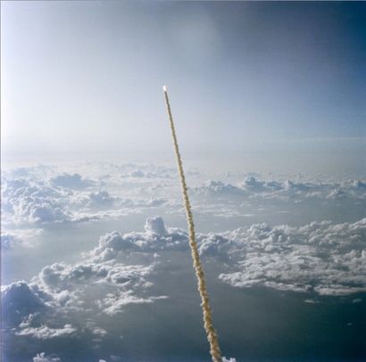 NASA, 1983 Impressionnant envol au dessus de la couche nuageuse de la navette spatiale...