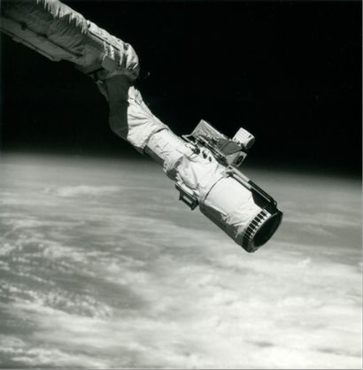 NASA, 1984 Vue de l'extrêmité du bras de manipulation "Canadarm" de la navette spatiale....
