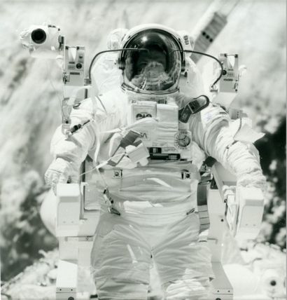 NASA, 1984 Navette spatiale Challenger. L'astronaut Robert L. Stewart apparaît quelques...