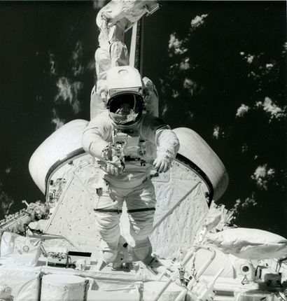 NASA, 1984 L'astronaute Bruce McCandless sortant de la navette spatiale Challenger.
Tirage...