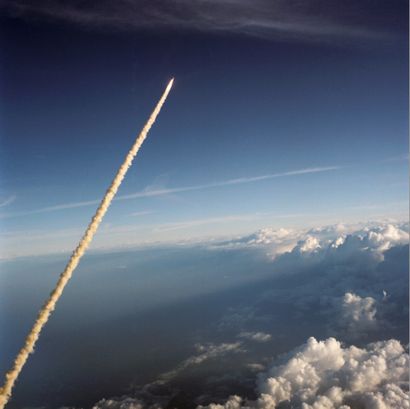 NASA, 1984 La navette spatiale Challenger s'élève du ciel de Floride le 3 février...
