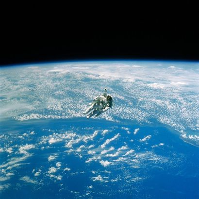 NASA, 1984 L'astronaute Bruce McCandless à bord de l'appareil "MMU" (Man Manuevering...