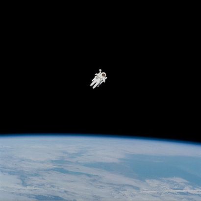 NASA, 1984 L'astronaute Bruce Mc Candless approche la distance maximale (près d'un...