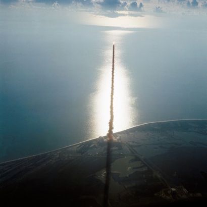 NASA, 1984 Premier décollage vue du ciel de la navette spatiale Discovery le 30 août...