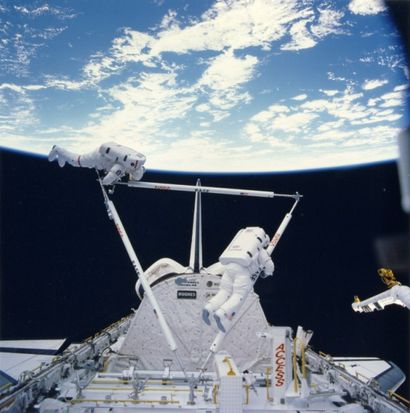 NASA, 1985 Impressionnant ballet acrobatique d'astronautes dans la soute de la navette...