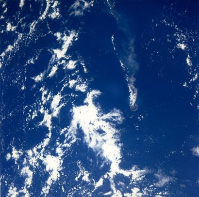 NASA, 1985 Observation de la Terre. Volcan en éruption et son panache de fumée qui...