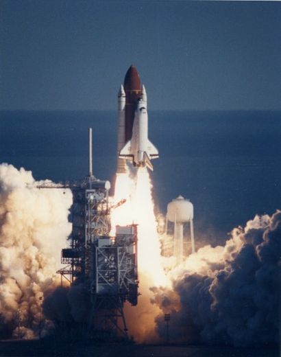 NASA, 1988 Décollage de la navette spatiale Atlantis du Centre spatial Kennedy pour...