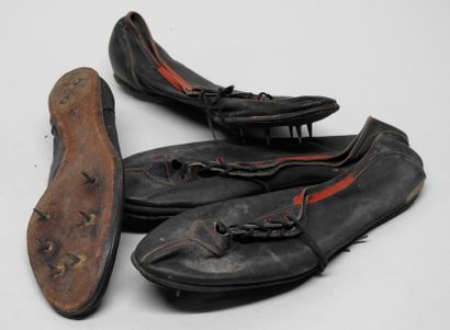 null Deux superbes paires de chaussures à pointes, 1930/50
Noires et rouges. Cuir
-...