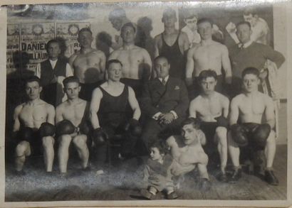 null Photographie d'un groupe de boxeurs belges, vers 1925 (Sur le mur affiches avec...