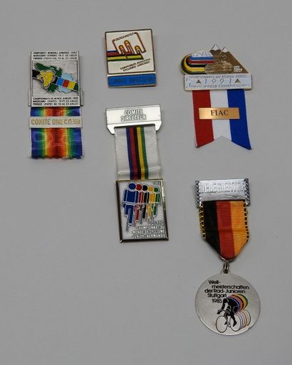 null 1982, 1984, 1985, 1987, 1991
Mondiaux juniors
Cinq insignes en métal émaillé...