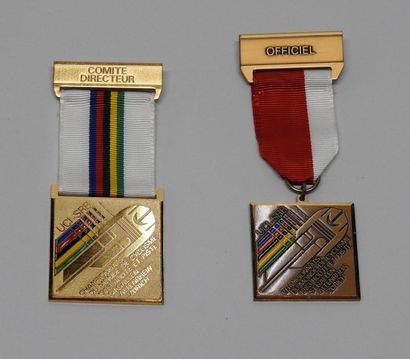 null 1983, Mondiaux
Deux superbes médailles carrées
En métal doré, avec arc-en-ciel...