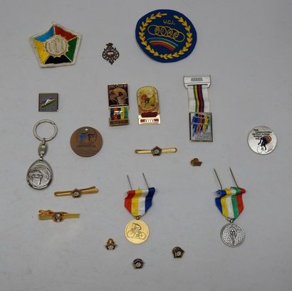null Omnium 17 pièces (insignes, médailles, pin's, épingle à cravate, porte-clef,...