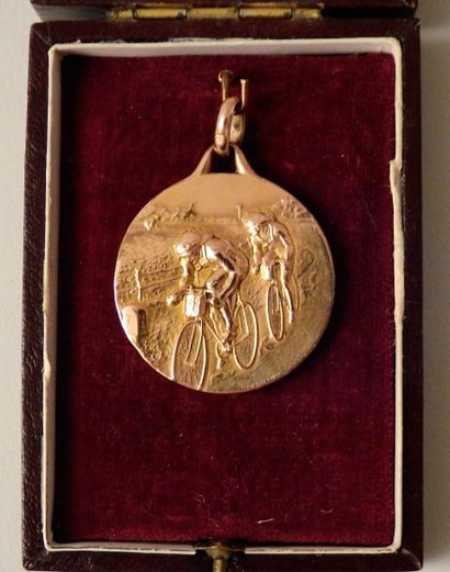 null 1912
Médaille en métal doré
Souvenir à G.Kaiser, O.Lapize
Signée Lavriller
...