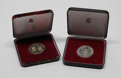 null Real de Madrid, 1956-1981
Deux médailles commémoratives dans leur écrin, griffé...
