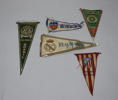 null Cinq fanions rares de la collection d'un ancien arbitre international, 1950/60
-...