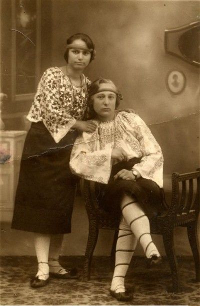 Otto Bönig Roumanie. Femmes en habits traditionnels.
Tirage argentique d'époque....
