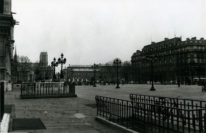George MILLOU Paris. Place de l'hôtel de ville, circa 1960.
Tirage argentique d'époque...