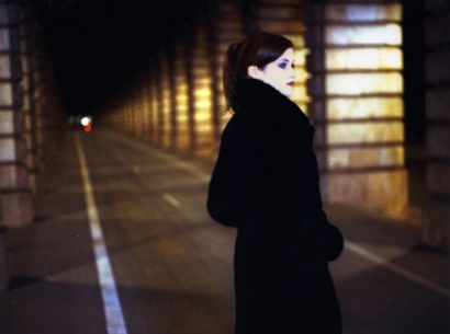 Laurent De Broca Paris. Femme posant dans un tunnel.

 Circa 2000.
Tirage chromogénique...