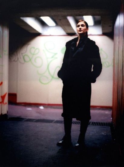 Laurent De Broca Paris. Femme posant dans un souterrain urbain.

 Circa 2000.
Tirage...