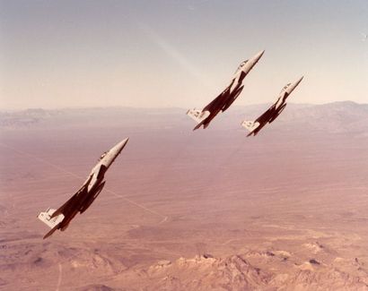 null Escadrille d'avions de chasse en vol (2). Circa 1970.
Tirage chromogénique d'époque....