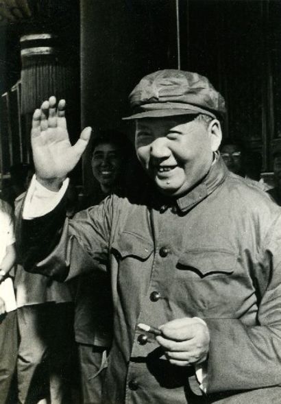 null Rare. Chine. Mao Tze-Tung. Photographie de propagande. Le Président Mao salut...
