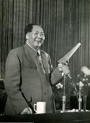 null Rare. Chine. Mao Tze-Tung. Photographie de propagande. Le Président Mao sourit...