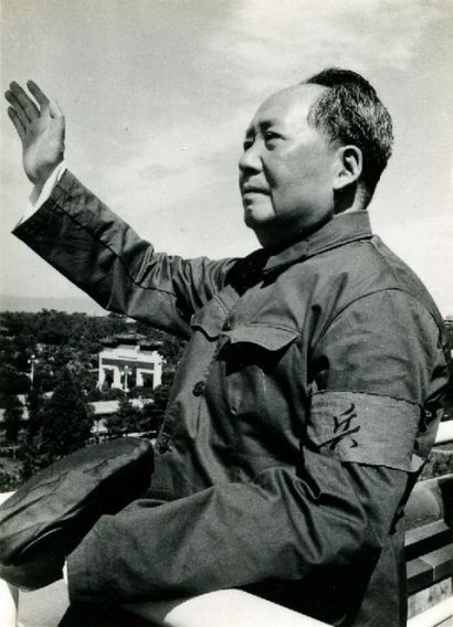null Rare. Chine. Mao Tze-Tung. Photographie de propagande. Salut de Mao.
Tirage...