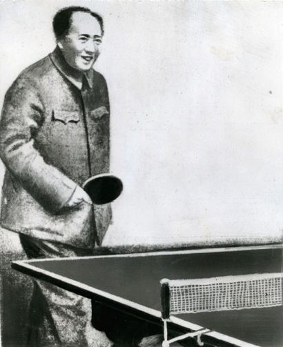 null Rare. Mao jouant au Ping Pong.
Tirage argentique de presse d'époque. 21,7 x...