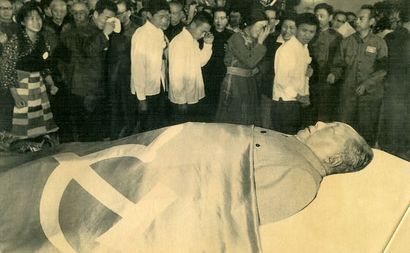null La dépouille de Mao Tse Tung exposée au peuple Chinois. Pékin, 1976.
Tirage...