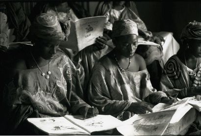 Giacomo Pirozzi Afrique. Photographie humaniste. Scène de la vie courante. Femmes...