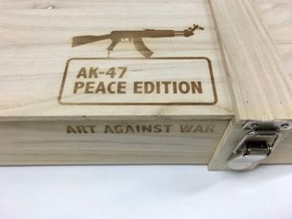null Ray Coster

"AK-47" (Peace Edition) 

Multiple signé et numéroté à 200 exemplaires...