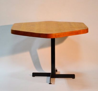 null Charlotte Perriand

Table Hexagonale à épais plateau en pin, piètement métal...