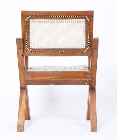 null Pierre JEANNERET (1896-1967)

Rare fauteuil de bureau en teck massif.

Piétement...