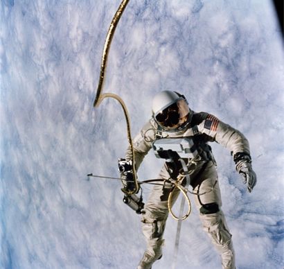 NASA - 1965 Ed. White première sortie extra-véhiculaire américaine pendant le survol...