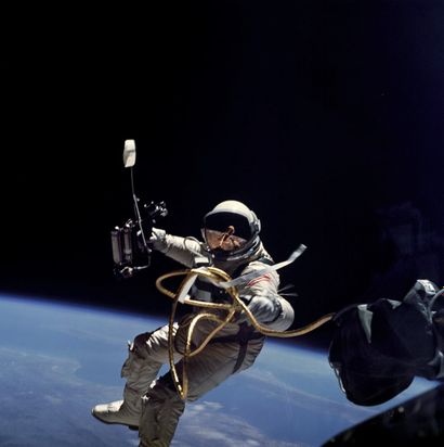NASA - 1965 Ed. White première sortie extra-véhiculaire américaine. Mission Gémini...