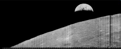 NASA - 1966 Mission Lunar Orbiter I. Première vue de la terre prise à proximité de...