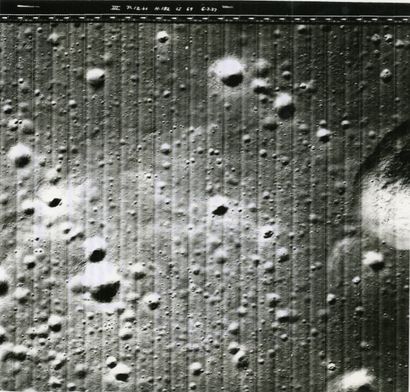 NASA - 1967 Lunar Orbiter III. Vue du sol lunaire à une altitude de 31 miles (200...