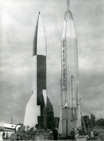 NASA - 1950 Rare photographie d'une présentation d'une fusée V2 allemande et de la...