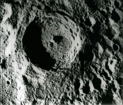 NASA - 1967 Vue du cratère lunaire Tycho par la sonde spatiale Lunar Orbiter 5. 1967.
Tirage...