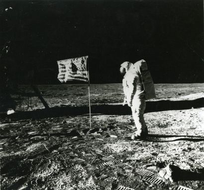 NASA - 1969 Apollo 11. 21 juillet 1969. L'astronaute Buzz Aldrin pose devant le drapeau...