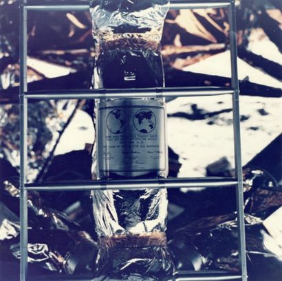 NASA - 1969 Apollo 11, 21 juillet 1969. Plaque commémorative de la mission Apollo...