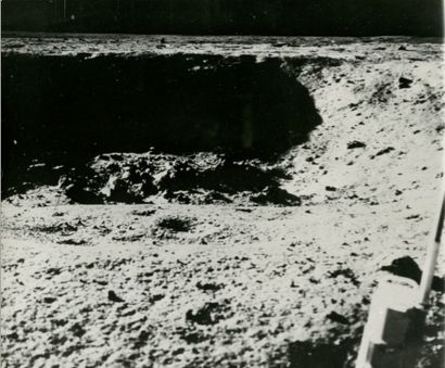 NASA - 1969 Apollo 11. 1ère présence de l'Homme sur la lune le 20 juillet 1969. Cratère...