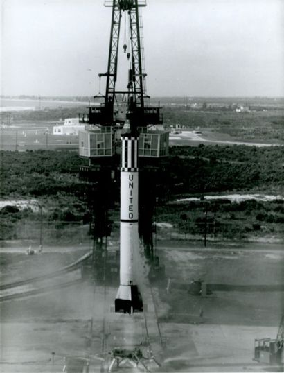 NASA - 1961 Cap Canaveral, Floride. Décollage de la fusée Mercury-Redstone 3 emportant...